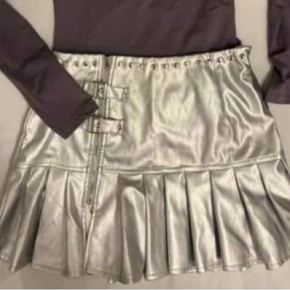 3! Silver Metallic Pleated Mini Skirt - Picture 2 of 6